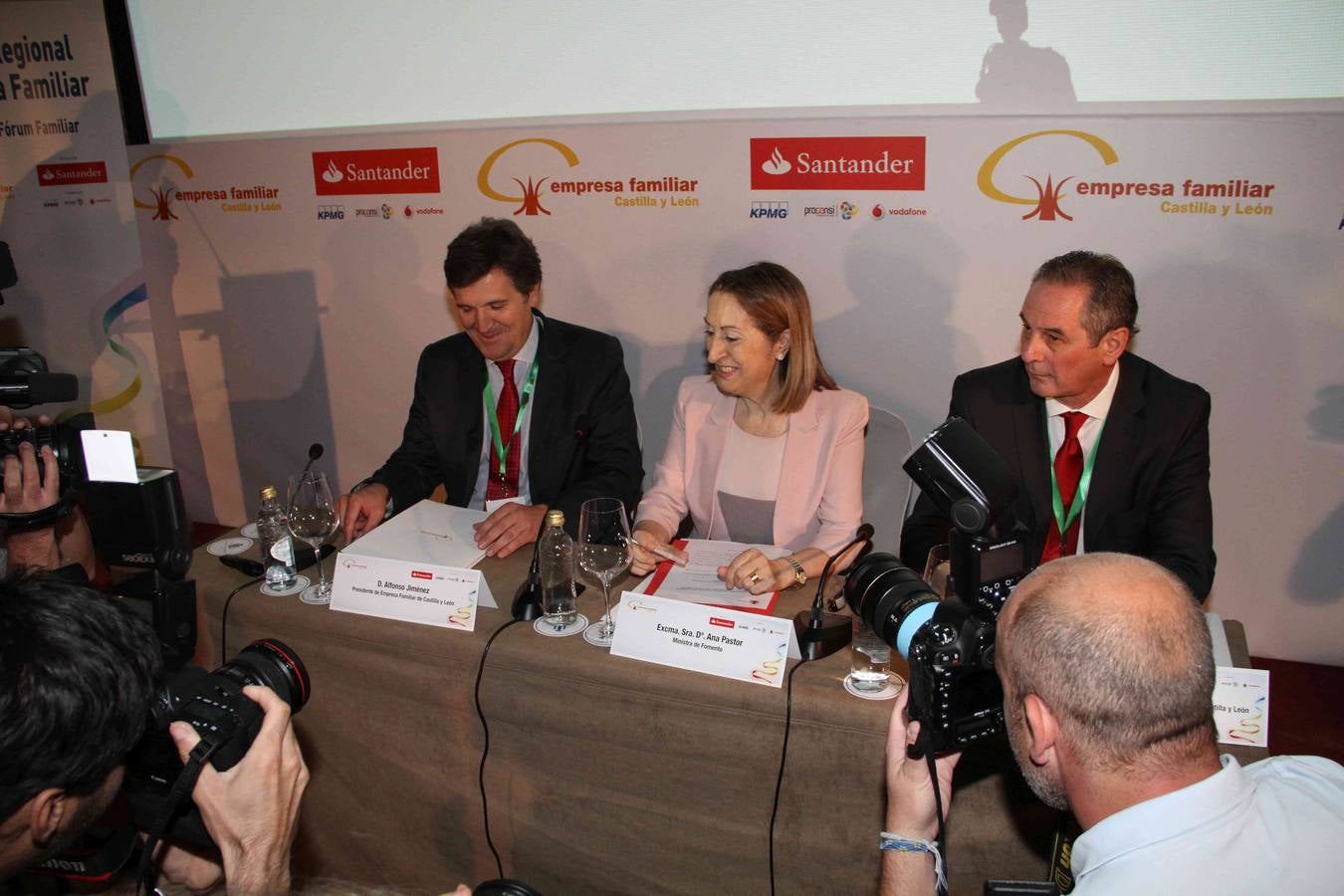 La ministra de Fomento inaugura el II Congreso Regional de la Empresa Familiar en Valbuena de Duero (Valladolid)