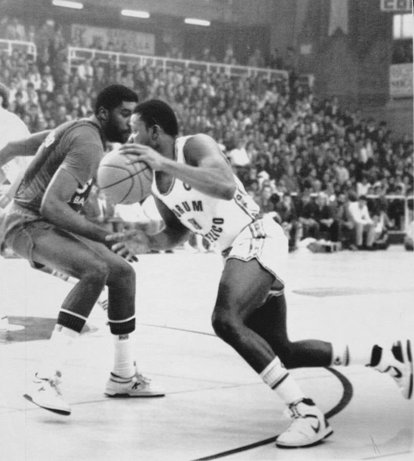 1987. Michael Young, jugador del Fórum, en un partido contra el Barcelona, en las semifinales Copa del Rey de Baloncesto.
