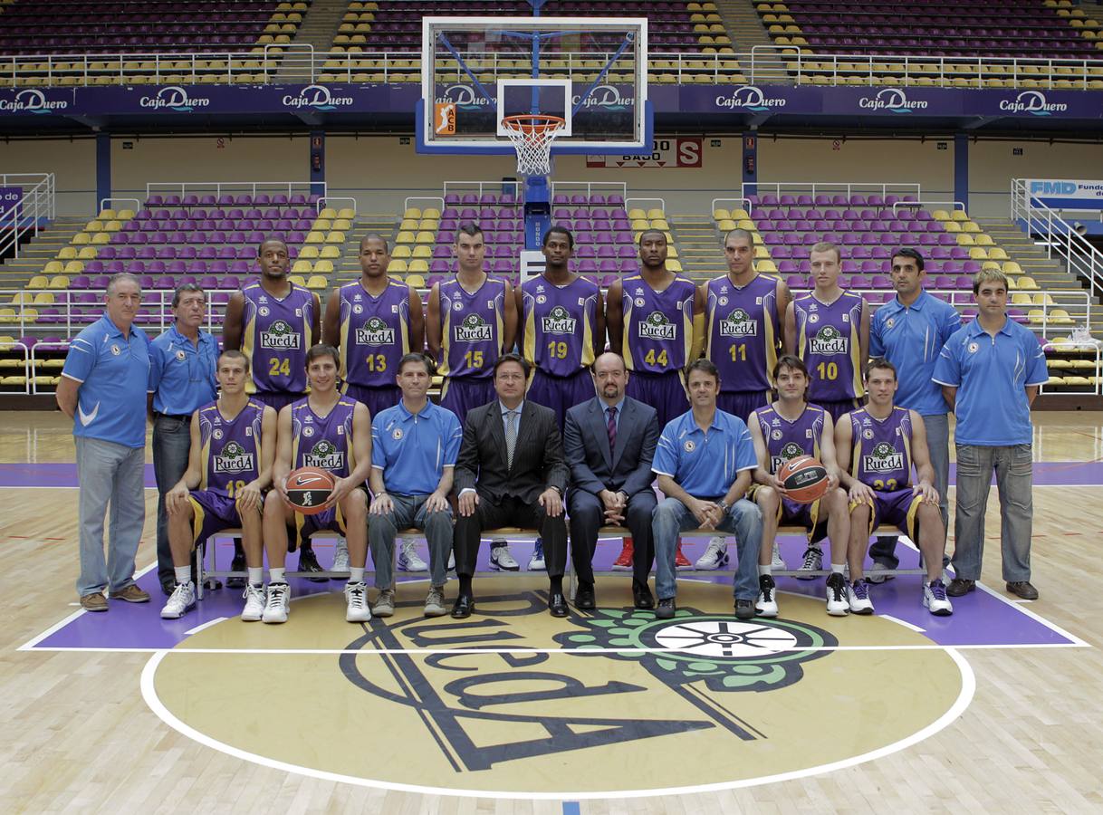 Foto oficial de la plantilla del Blancos de Rueda de baloncesto de la tempora 2010/2011.