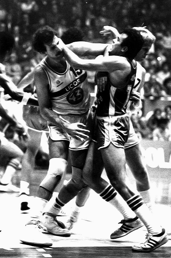Mike Phillips, con la camiseta del Licor 43, enfrentado con el morado Samuel Puente, del Fórum Valladolid.