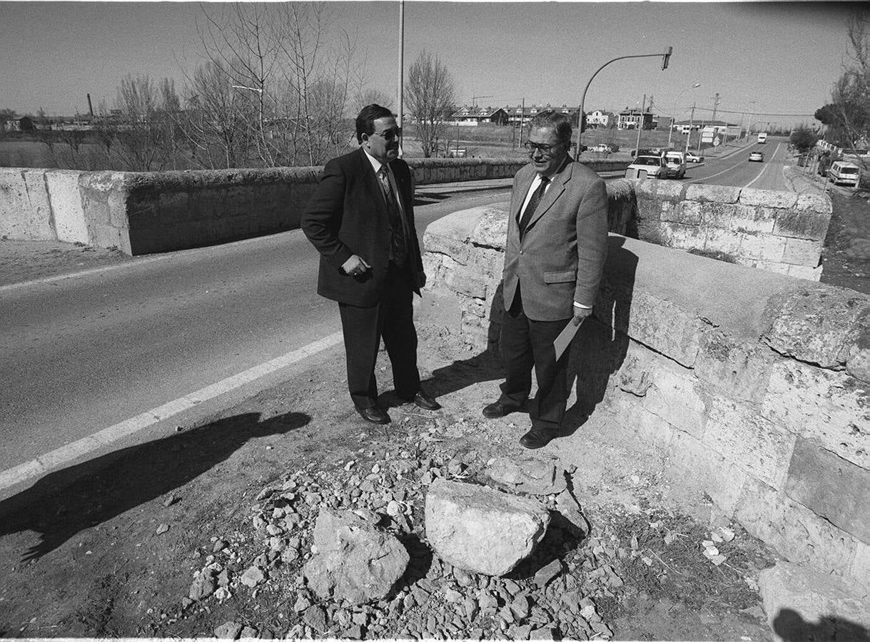 01.03.99 Antonio Torres, alcalde de Cabezón de Pisuerga, y Roberto Fernández de la Reguera observan las obras de restauración del puente romano de Cabezón tras ser destruido por un tractor.