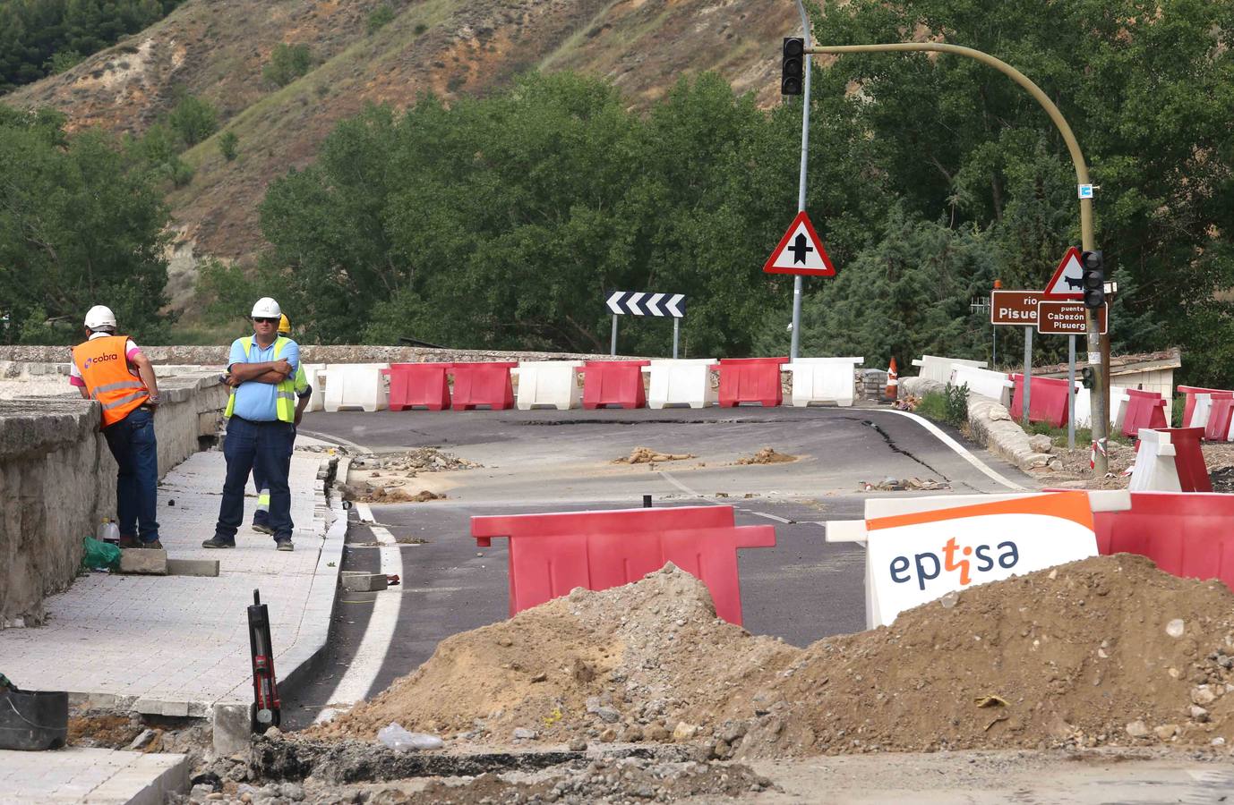 El derrumbe amenaza el puente de Cabezón de Pisuerga (Valladolid)