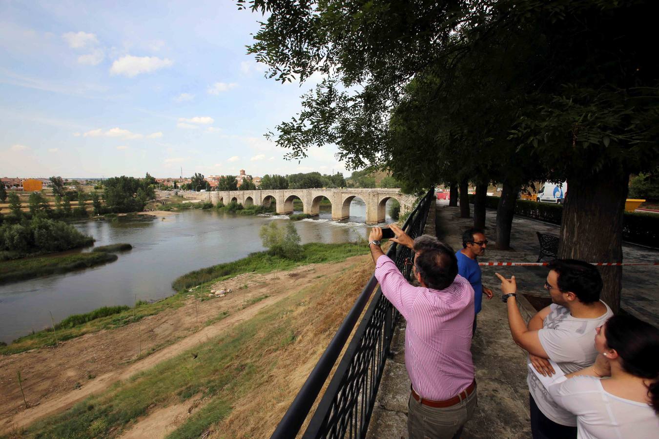 El derrumbe amenaza el puente de Cabezón de Pisuerga (Valladolid)