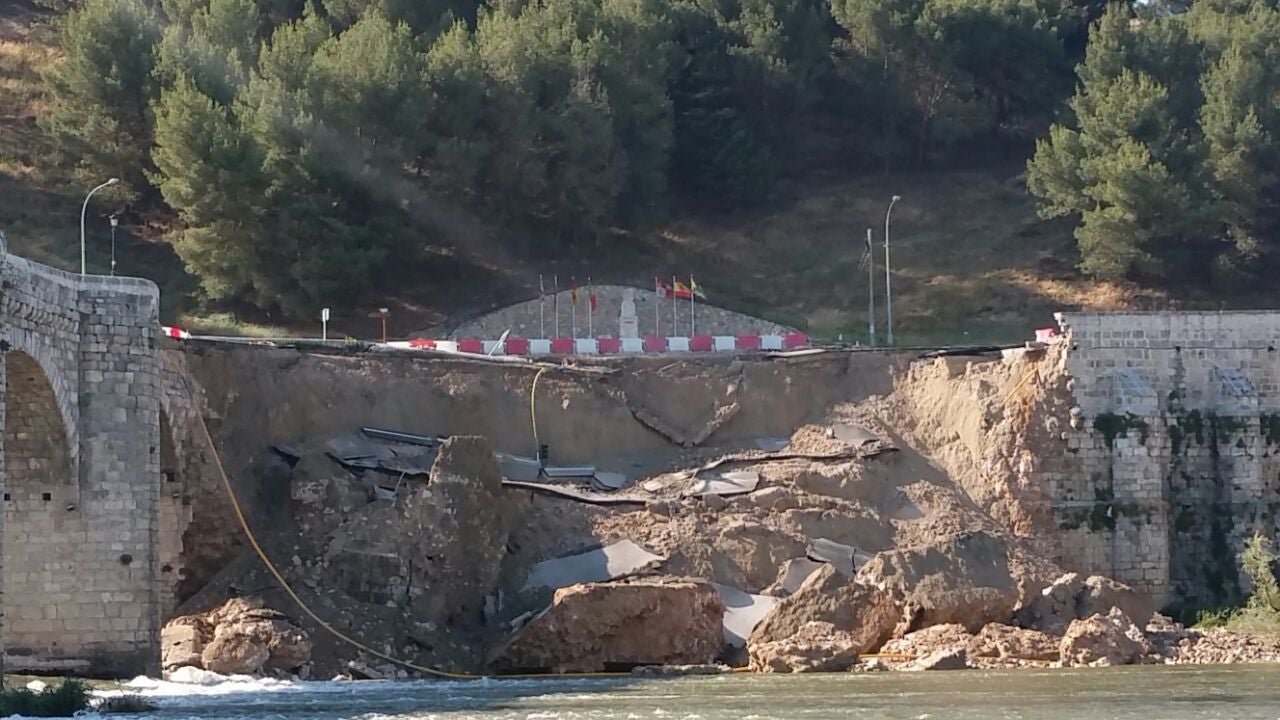 Se derrumba por completo el muro de contención del puente de Cabezón de Pisuerga (2/2)