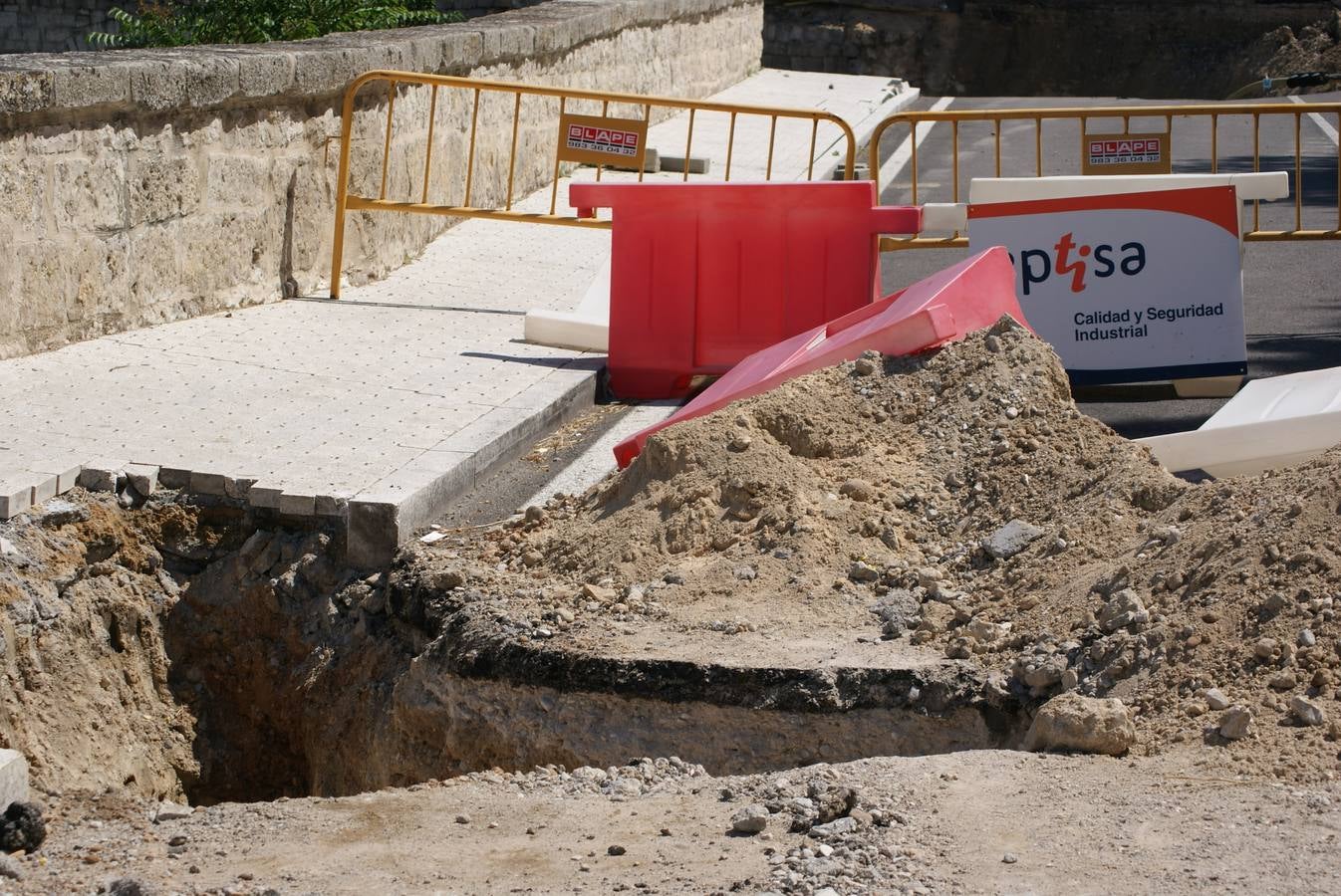 Se derrumba por completo el muro de contención del puente de Cabezón de Pisuerga (1/2)