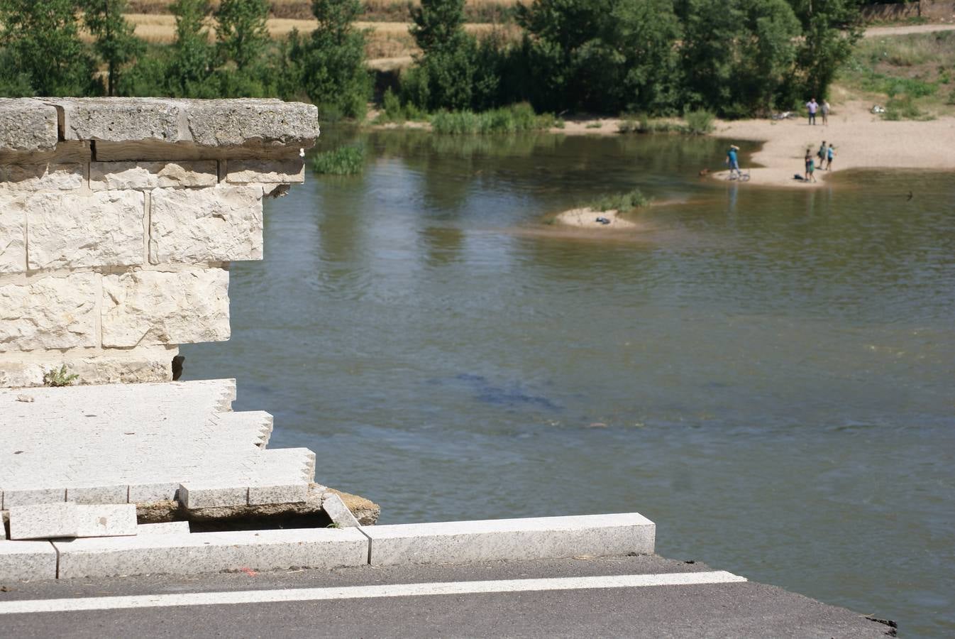 Se derrumba por completo el muro de contención del puente de Cabezón de Pisuerga (1/2)