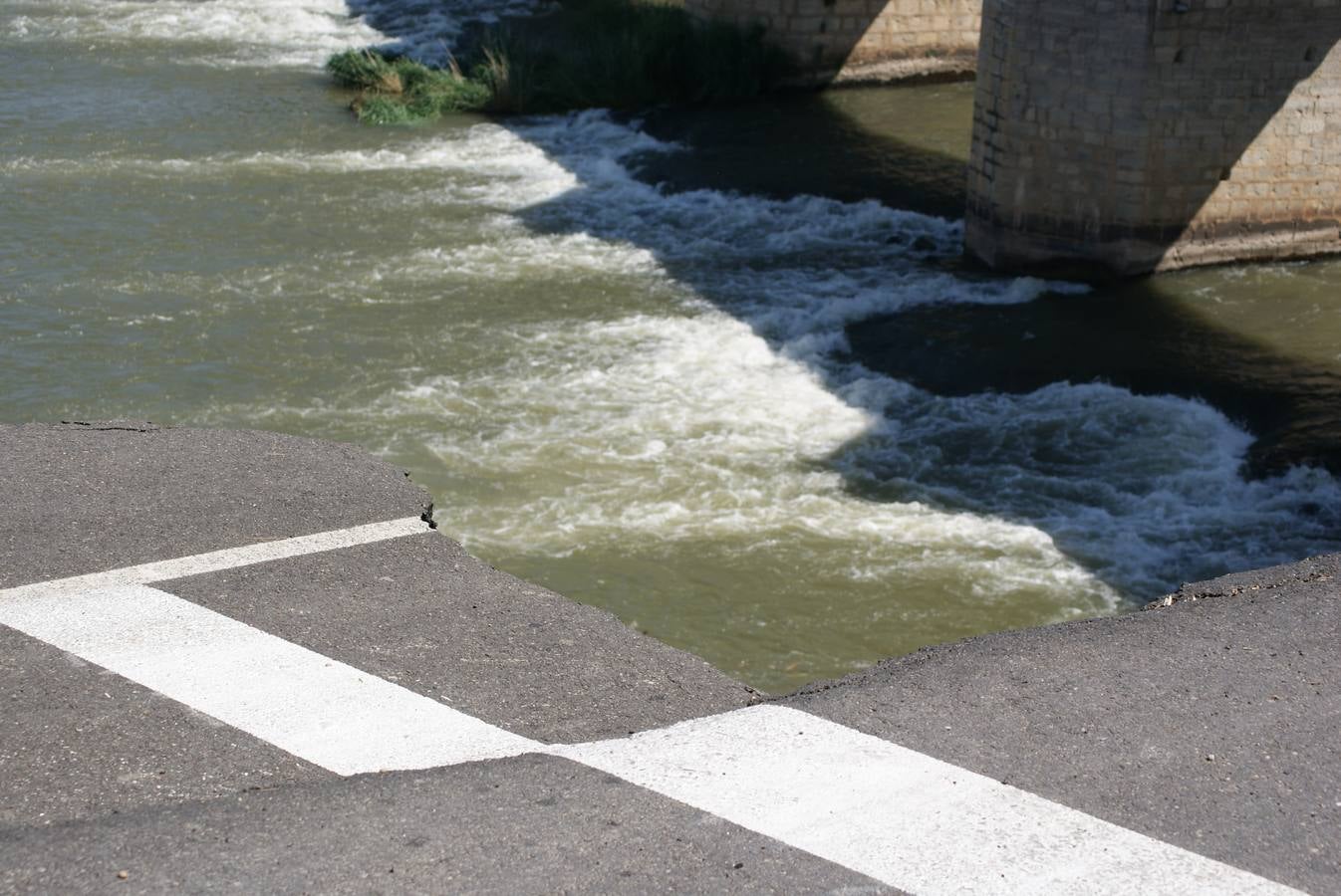 Se derrumba por completo el muro de contención del puente de Cabezón de Pisuerga (1/2)