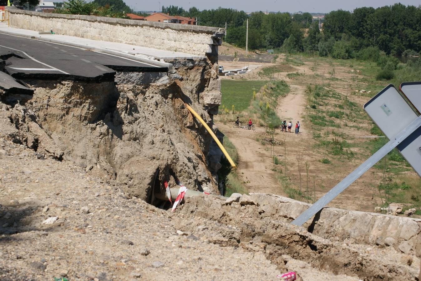 Se derrumba por completo el muro de contención del puente de Cabezón de Pisuerga (1/2)