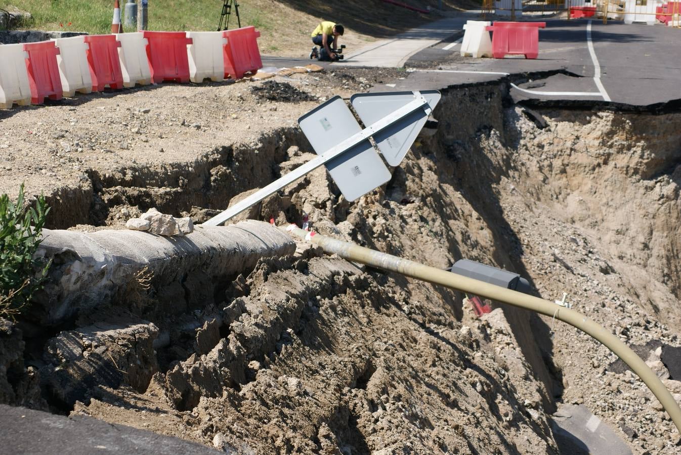 Se derrumba por completo el muro de contención del puente de Cabezón de Pisuerga (1/2)