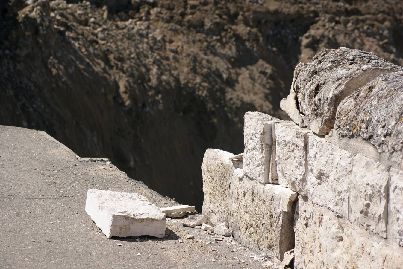 Se derrumba por completo el muro de contención del puente de Cabezón de Pisuerga (1/2)