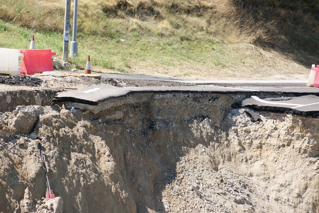 Se derrumba por completo el muro de contención del puente de Cabezón de Pisuerga (1/2)