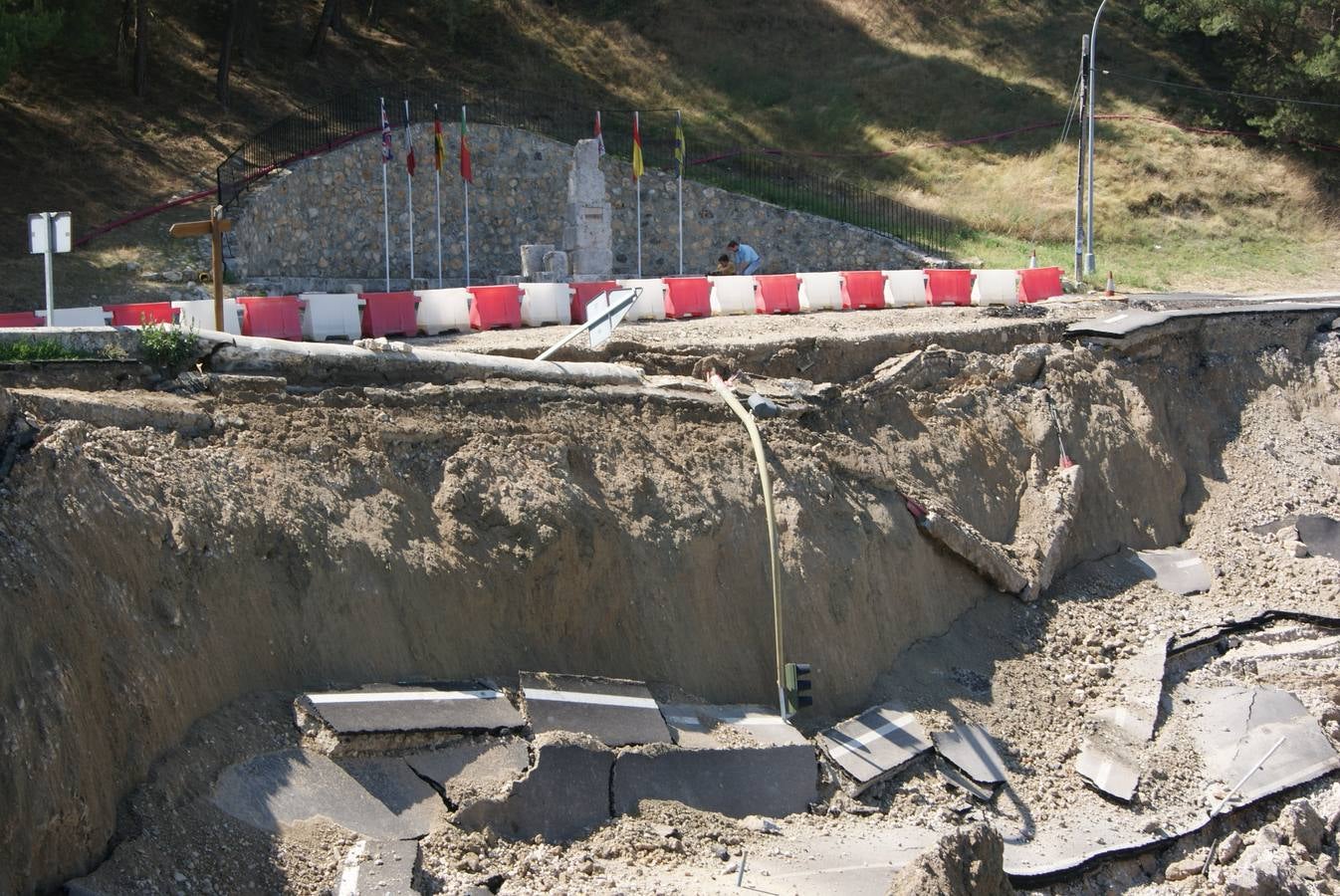 Se derrumba por completo el muro de contención del puente de Cabezón de Pisuerga (1/2)