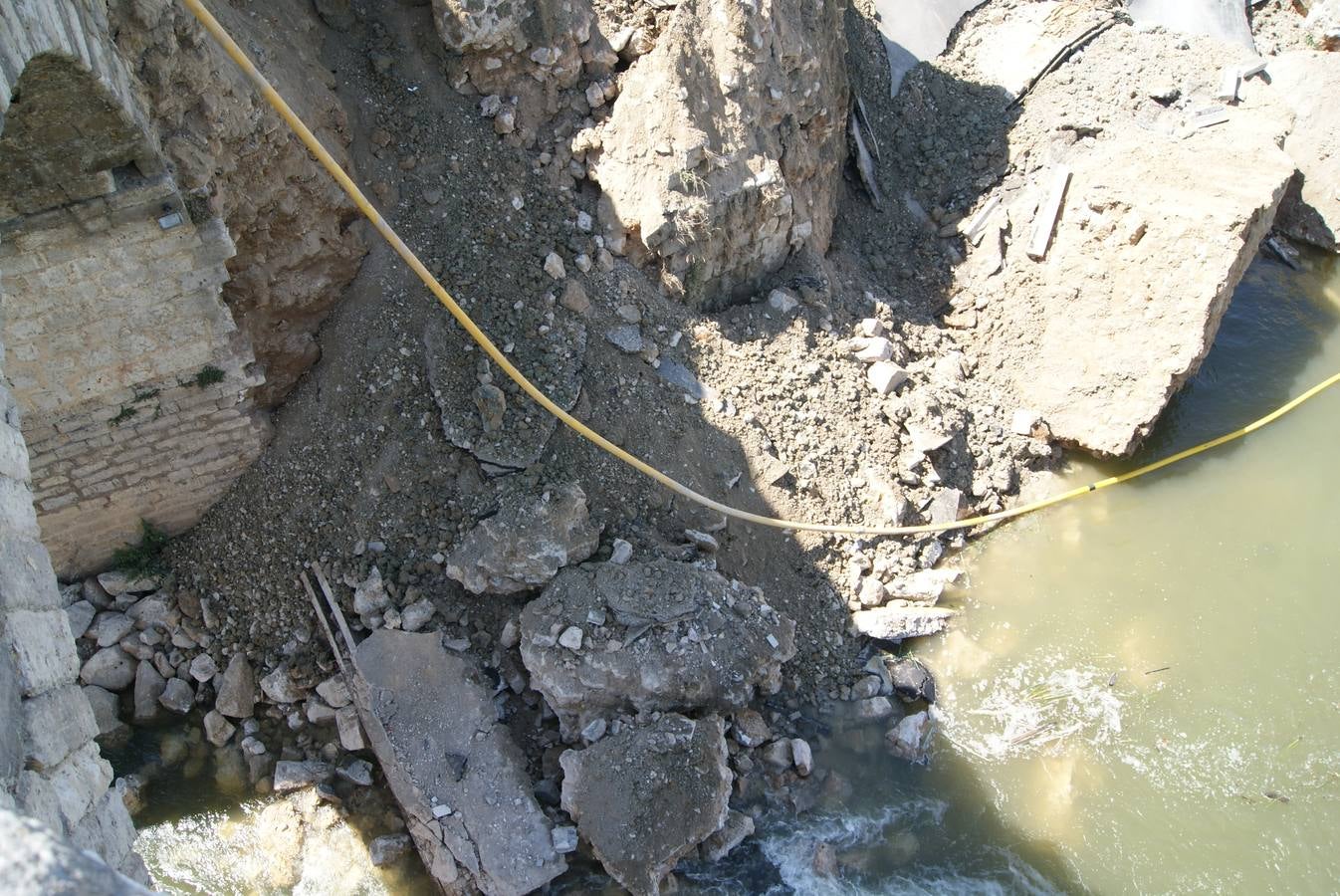 Se derrumba por completo el muro de contención del puente de Cabezón de Pisuerga (2/2)