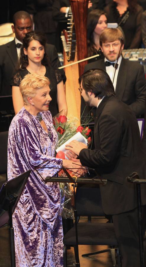 14.11.10 Lola Herrera y Ernesto Monsalve, en la presentación hoy en el Teatro Zorrilla de '¡Maestro! Oda Miguel Delibes', compuesta por Ernesto Monsalve, en homenaje al escritor.