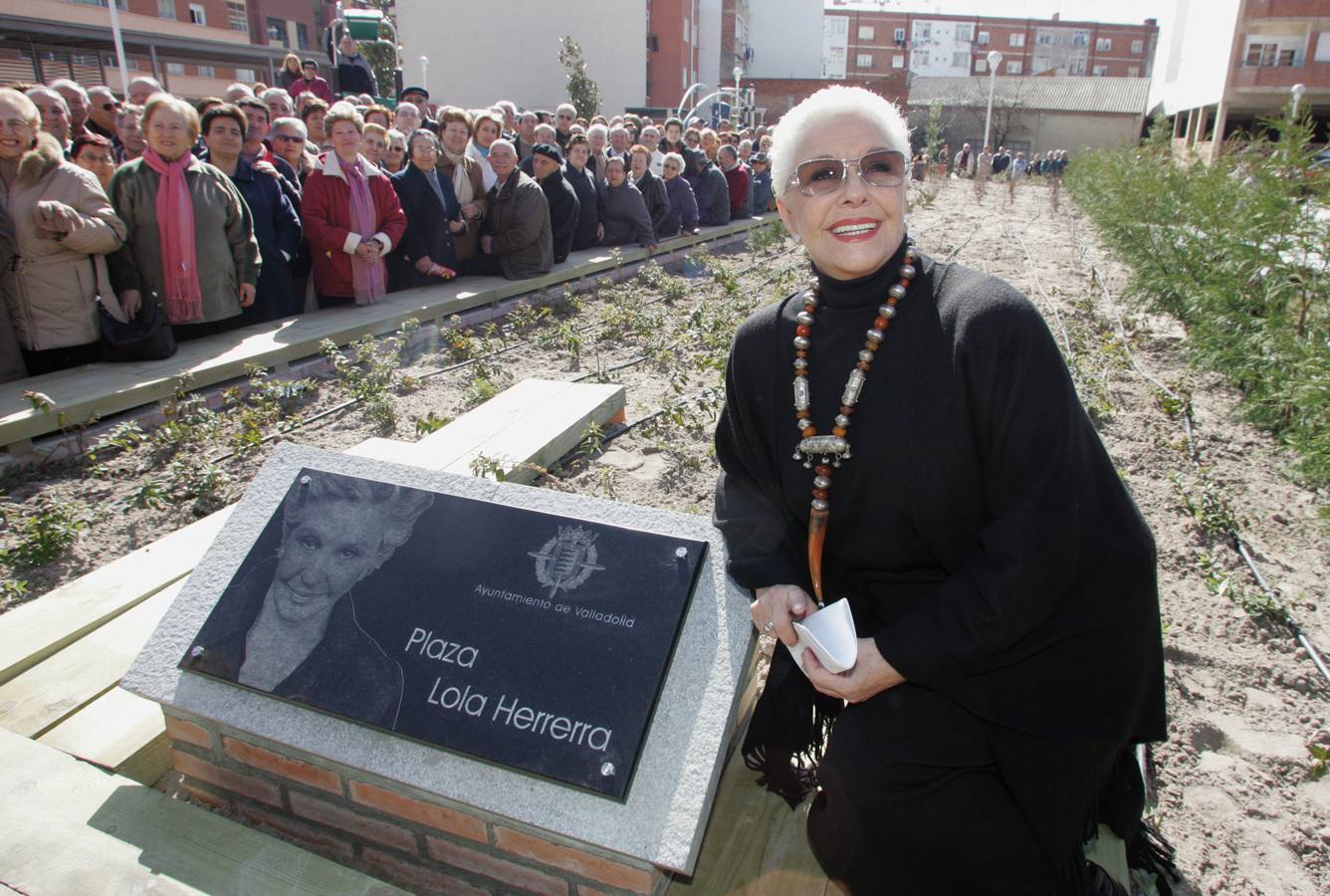 26.02.07 Lola Herrera posa junto a la placa, con una errata, que da nombre a su plaza, en la calle Arca Real, en el barrio de Las Delicias.