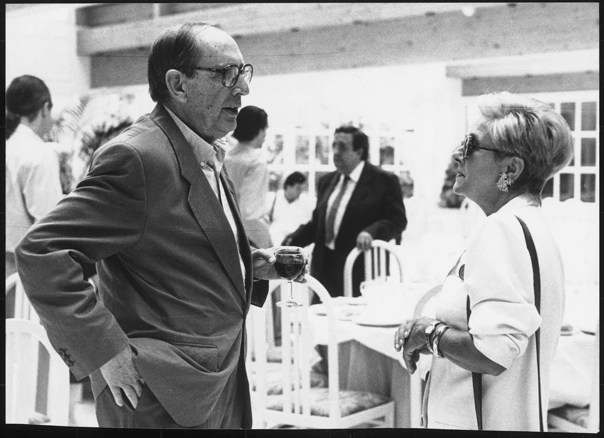 20.09.91 El escritor Miguel Delibes conversa con la actriz Lola Herrera en la entrega de los Premios de Teatro del Hotel Meliá Parque.