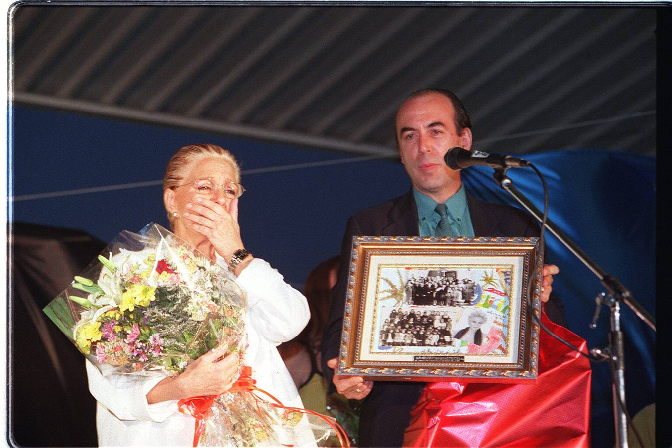 07.07.00 La actriz emocionada tras dar el pregón de fiestas del barrio de Las Delicias, su hogar de infancia.