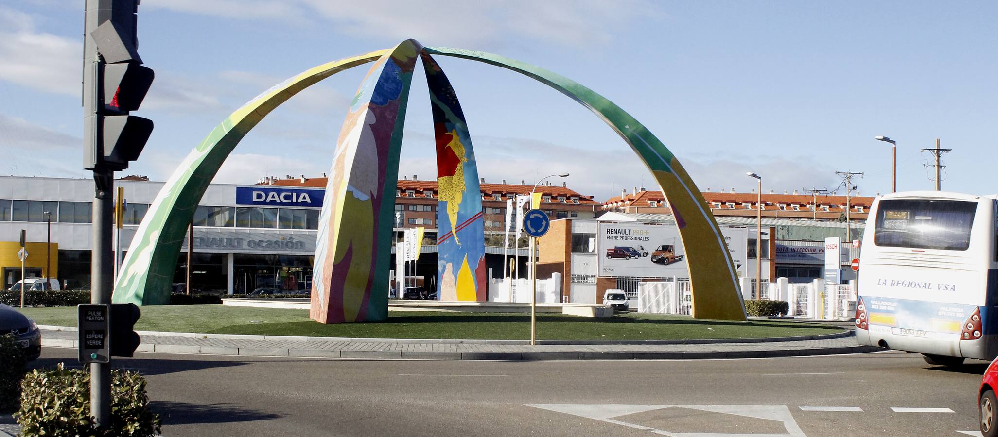 Obra de Cristóbal Gabarrón situada en la rotonda de la avenida de Salamanca, en Arroyo de la Encomienda.