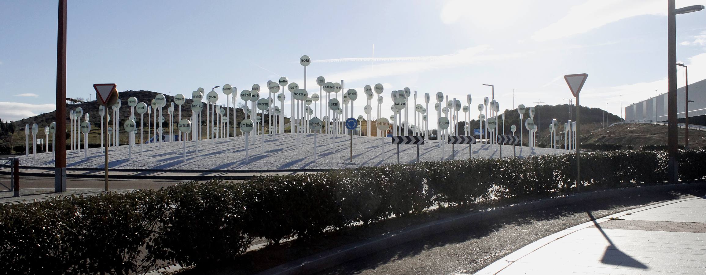 Señales de Ángel Marcos en la rotonda de acceso a La Vega, en la avenida de Salamanca