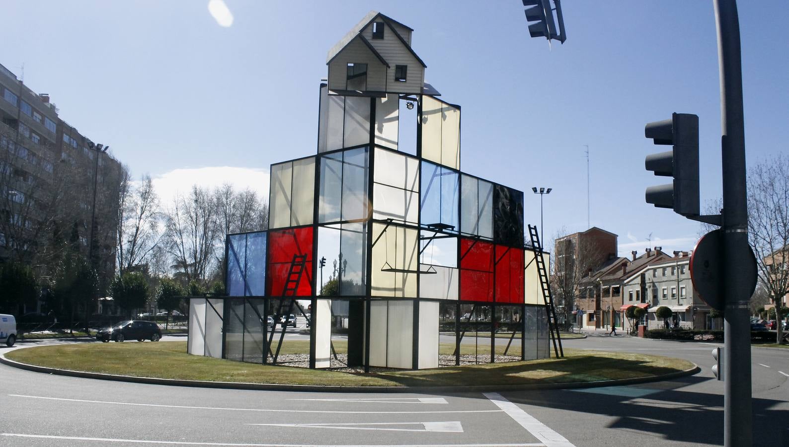 Rotonda con la escultura homenaje al cine en La Rubia.