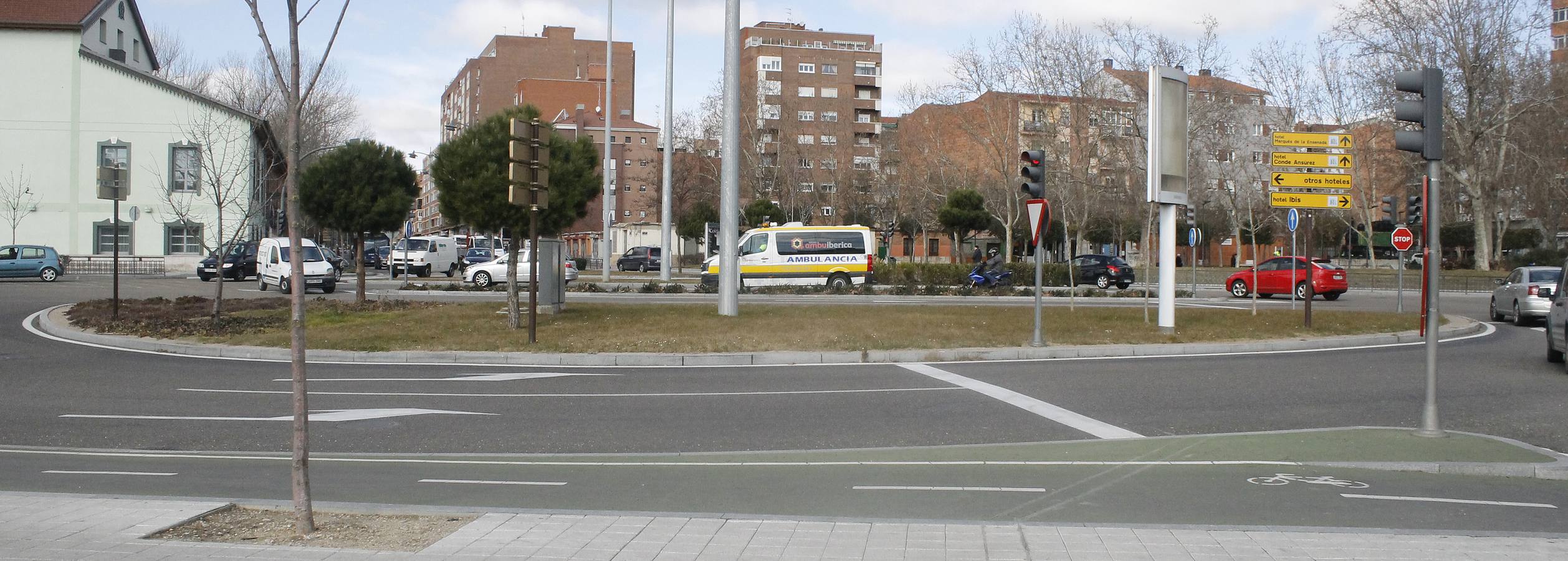 Rotonda en la Avenida de Salamanca, junto al Puente Mayor.