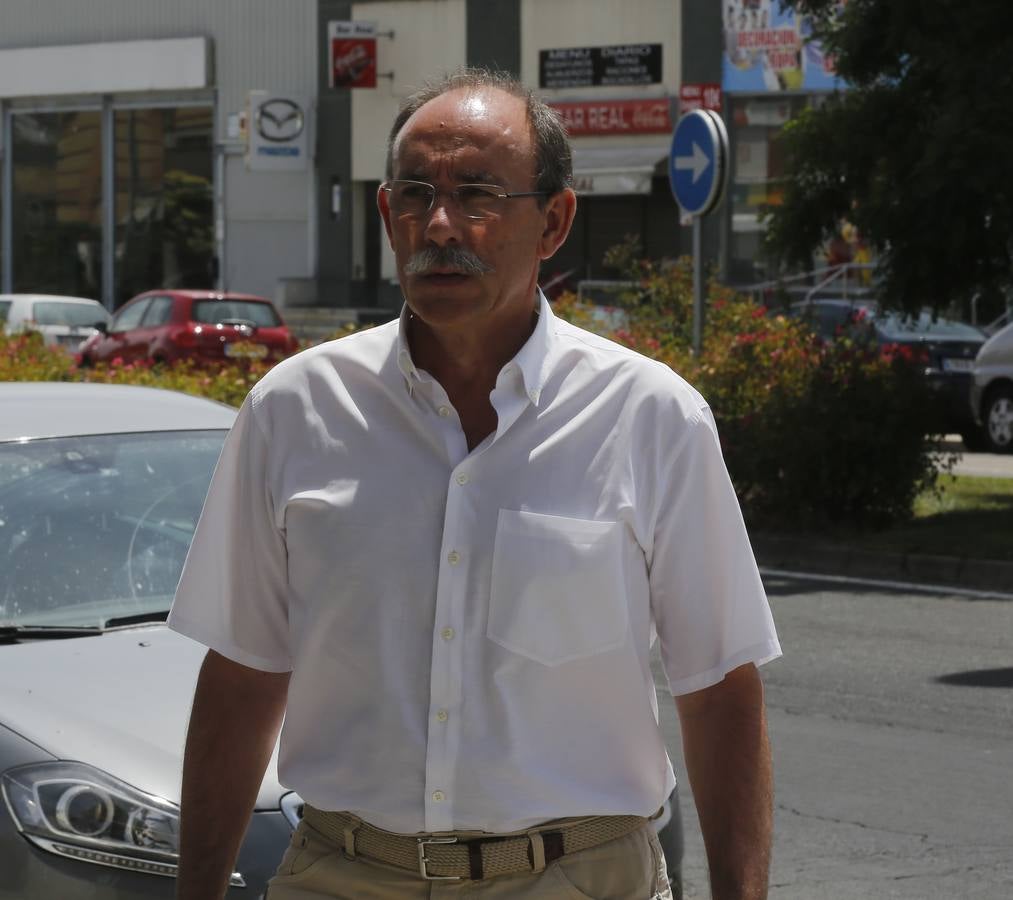 Políticos y personalidades locales visitan el tanatorio con motivo del fallecimiento de Ángel Velasco