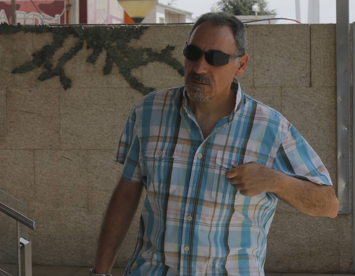 Políticos y personalidades locales visitan el tanatorio con motivo del fallecimiento de Ángel Velasco