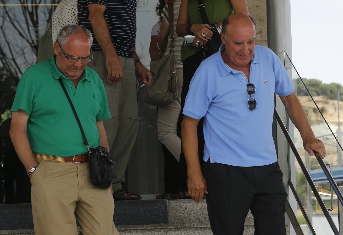 Políticos y personalidades locales visitan el tanatorio con motivo del fallecimiento de Ángel Velasco