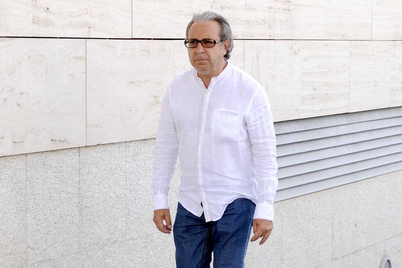 Políticos y personalidades locales visitan el tanatorio con motivo del fallecimiento de Ángel Velasco