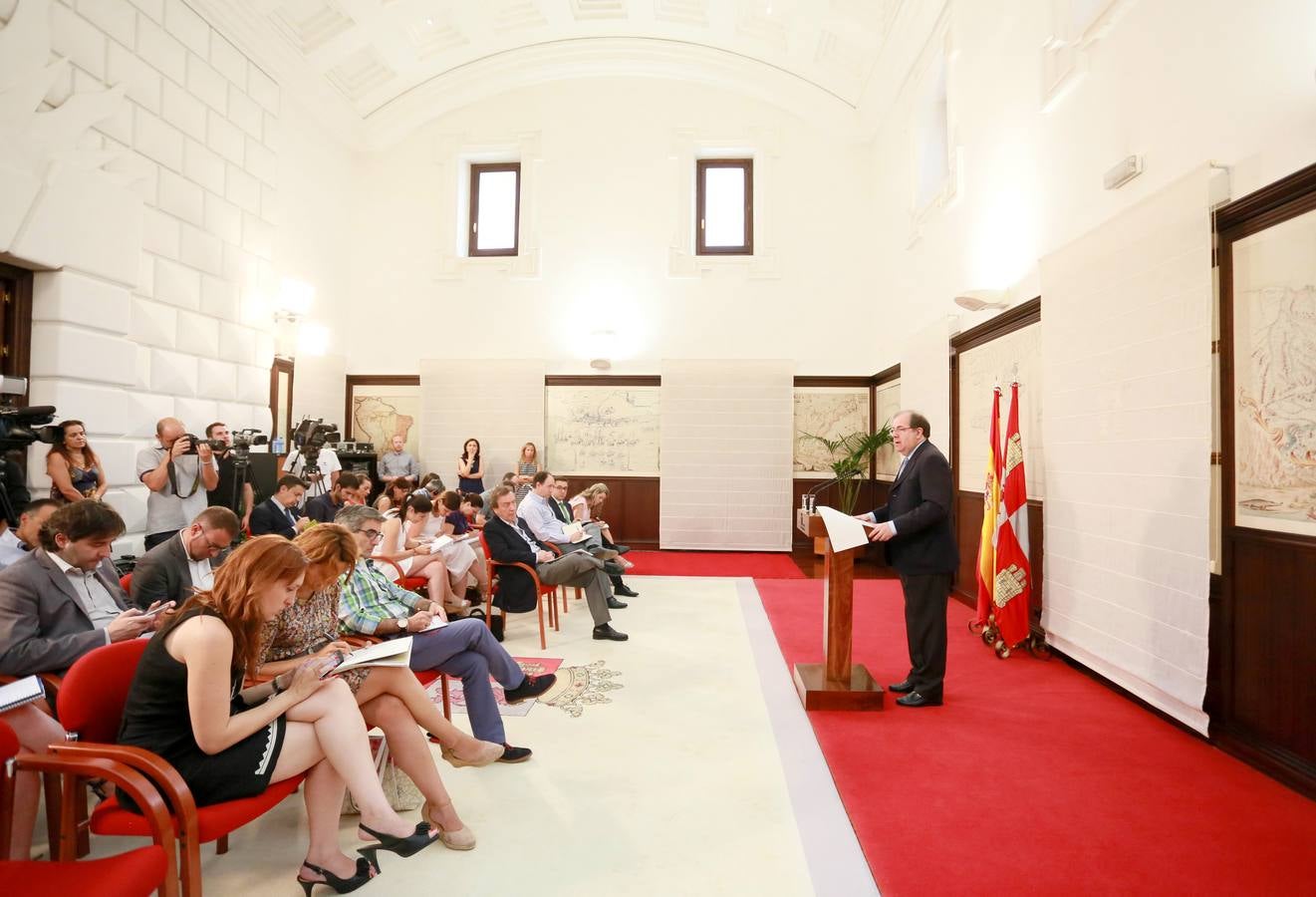 El presidente de la Junta anuncia en rueda de prensa a los miembros de su Gobierno