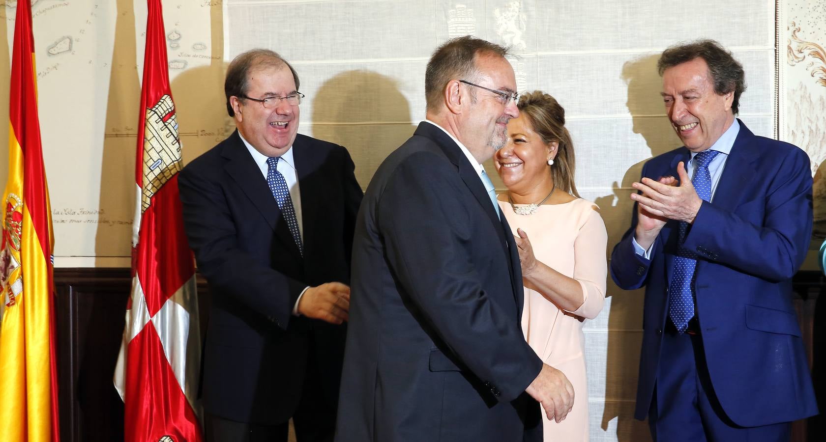 Fernando Rey recibe los aplausos del resto del equipo de Gobierno de la Junta tras tomar posesión de su cargo como consejero de Educación.