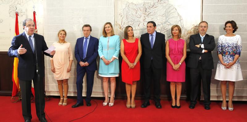 Juan Vicente Herrera, durante su discurso. Detrás, Rosa Valdeón, José Antonio de Santiago-Juárez, Pilar del Olmo, Milagros Marcos, Antonio María Sáez Aguado, Alicia García, Fernando Rey y Josefa García Cirac.