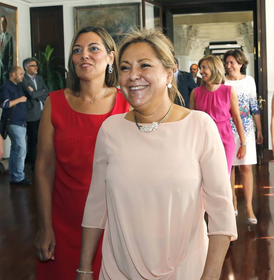 Rosa Valdeón y Milagros Marcos durante la toma de posesión de los consejeros. Detrás, Alicia García y Josefa García Cirac.