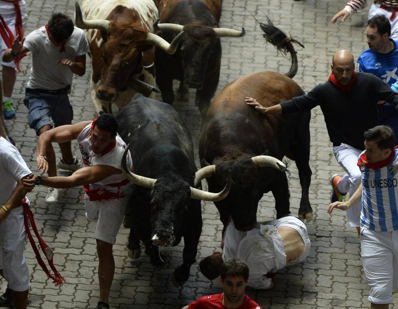 Los mosos son alcanzados por un grupo de toros.-