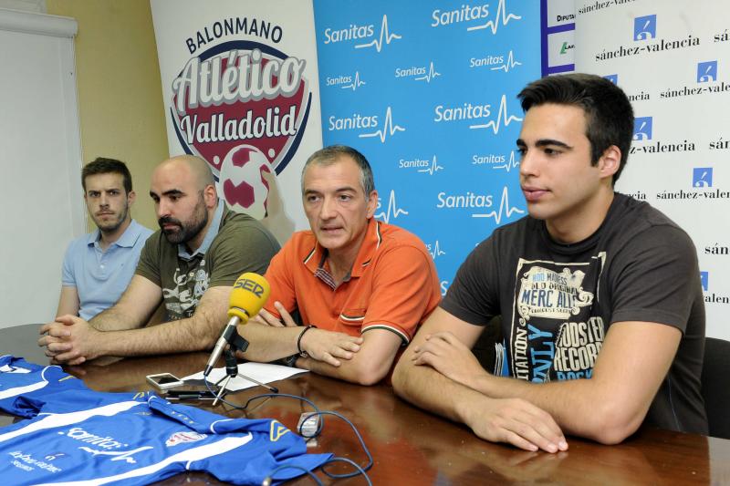 Francisco Parro, vicepresidente y Nacho González, entrenador, presentan a los nuevos fichajes del Atlético Valladolid, Luisma Lorasque y Nico López