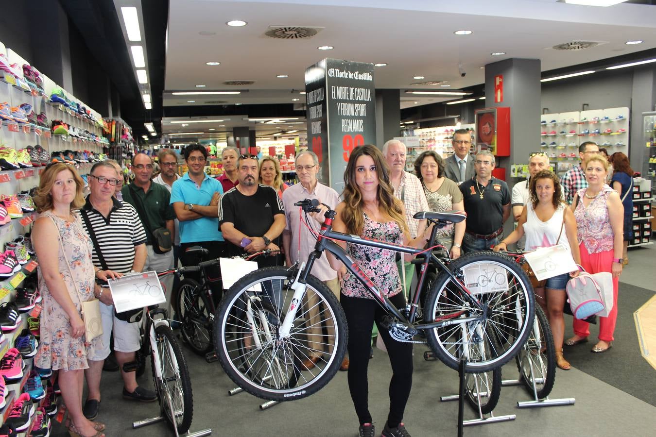 El Norte de Castilla reparte la primera tanda de 30 bicicletas de Forum Sport