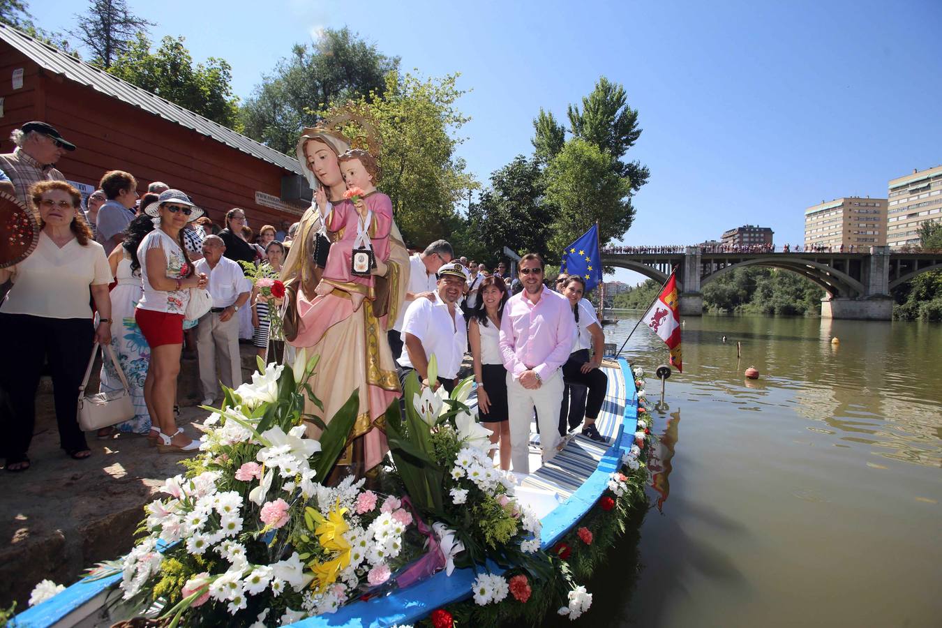 El alcalde quiso estar presente en la procesión.