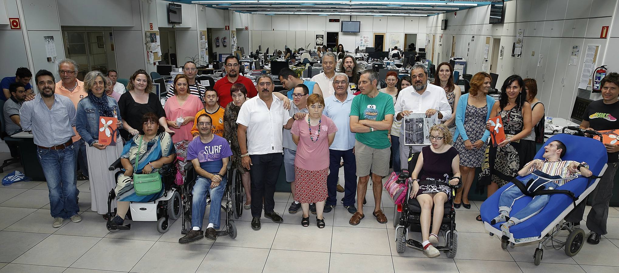 Miembros de Asprona visitan la redacción de El Norte de Castilla