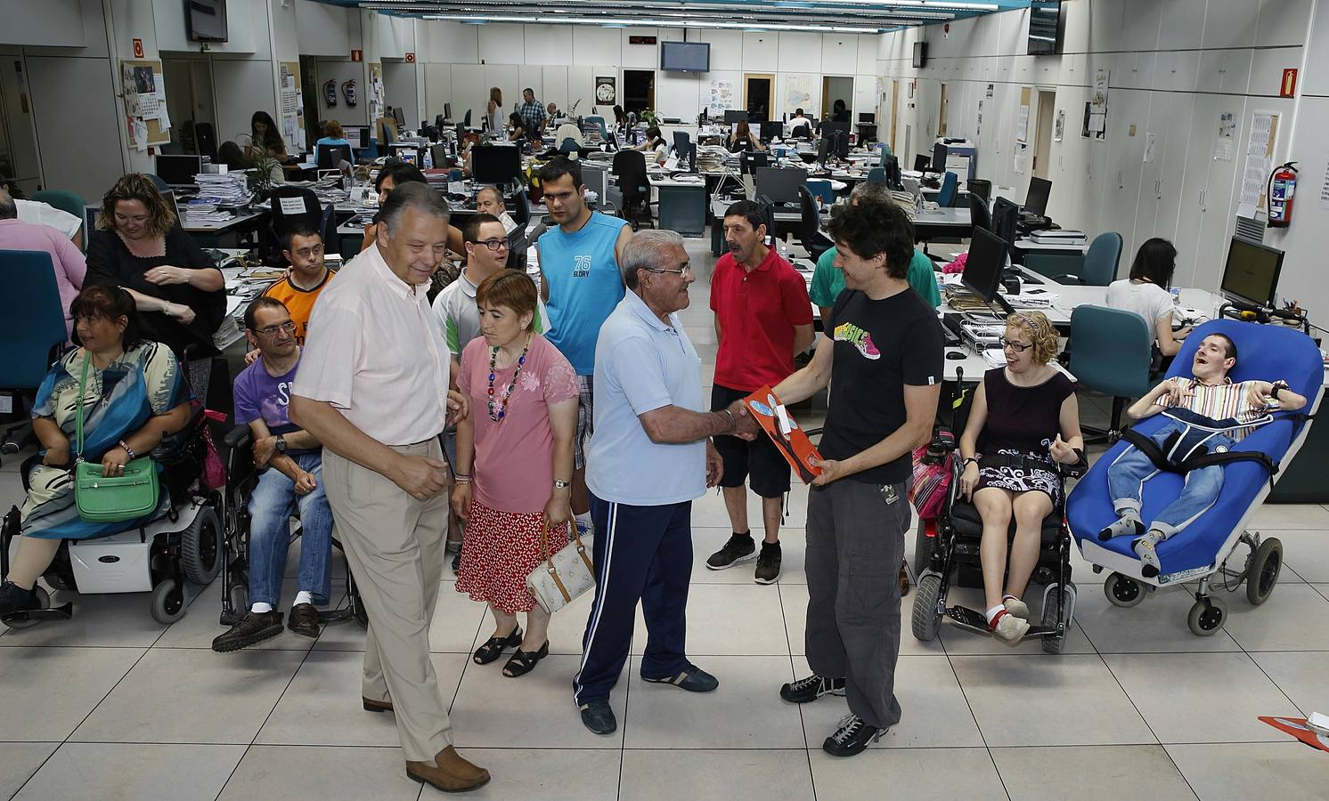 Miembros de Asprona visitan la redacción de El Norte de Castilla