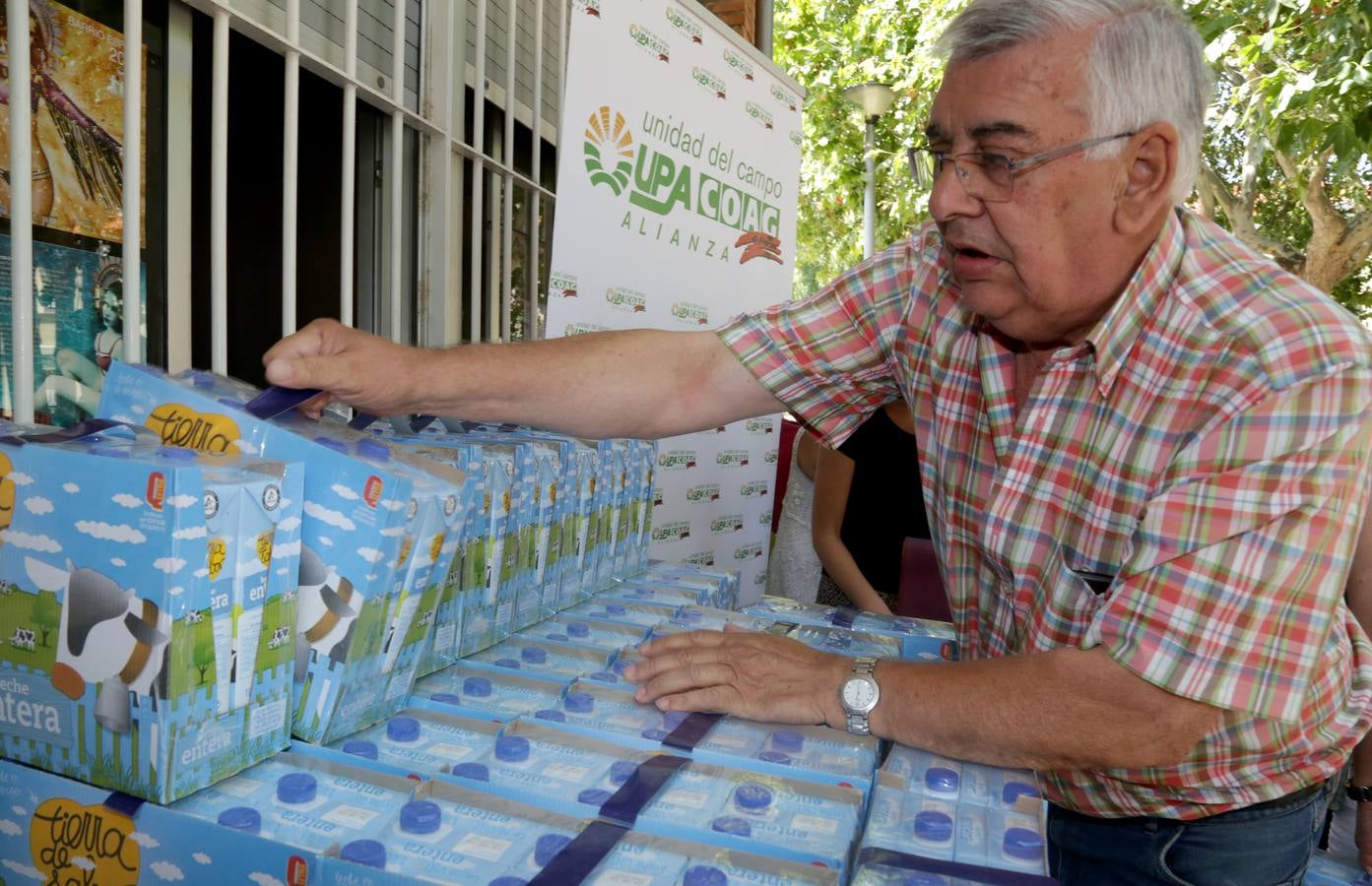 UPA-COAG dona 2,5 toneladas de leche a la Asociación Entrevicinos de Valladolid