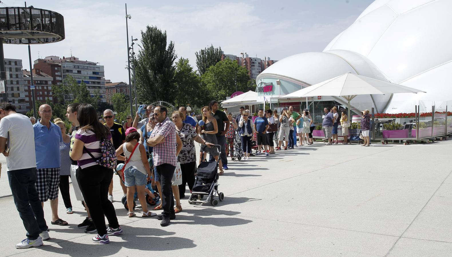 Reparto de leche en la Plaza del Milenio (Valladolid)