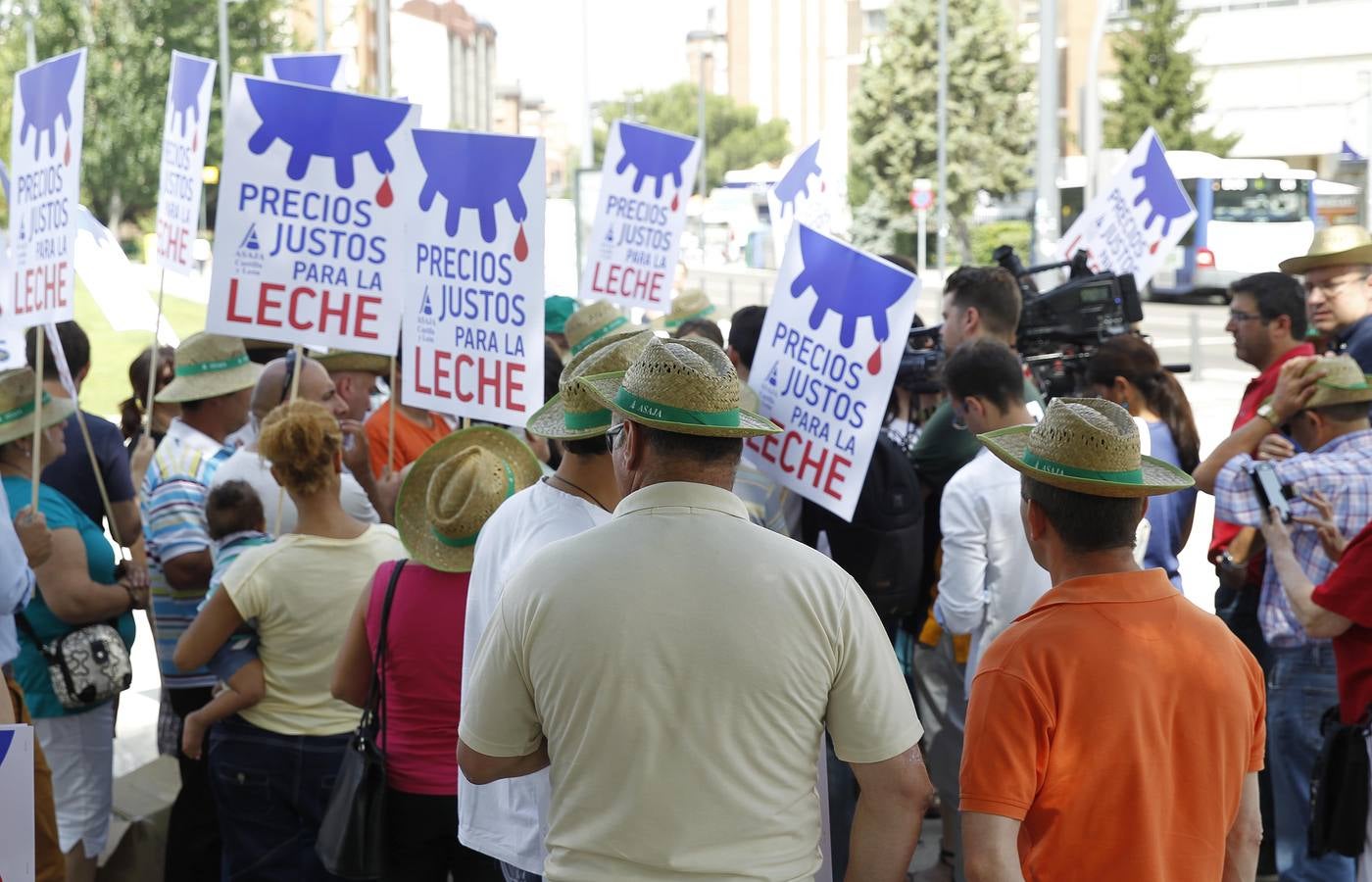 Reparto de leche en la Plaza del Milenio (Valladolid)