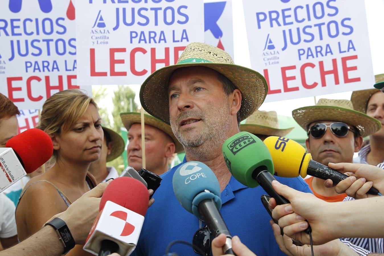Reparto de leche en la Plaza del Milenio (Valladolid)