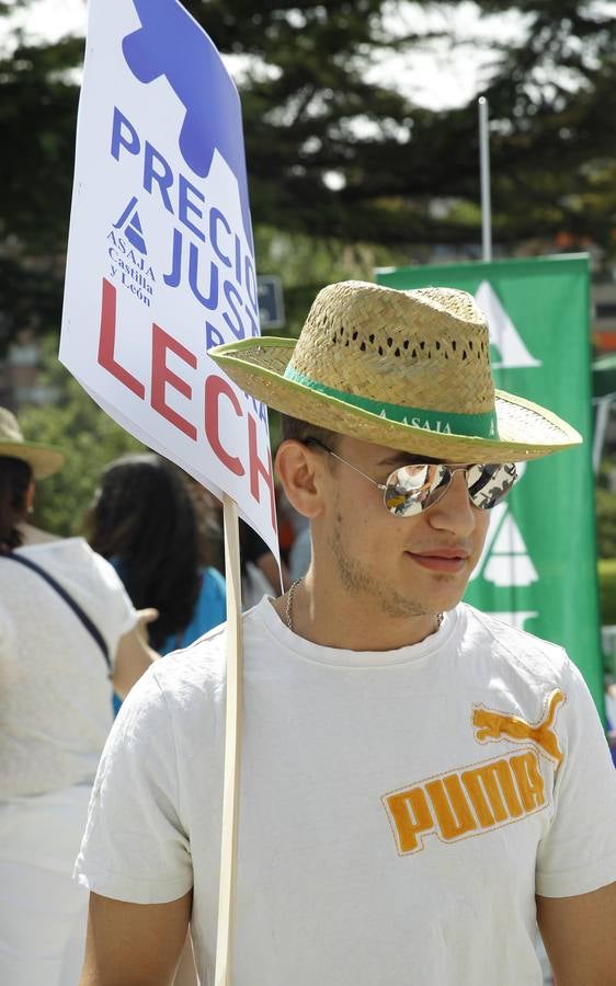 Reparto de leche en la Plaza del Milenio (Valladolid)