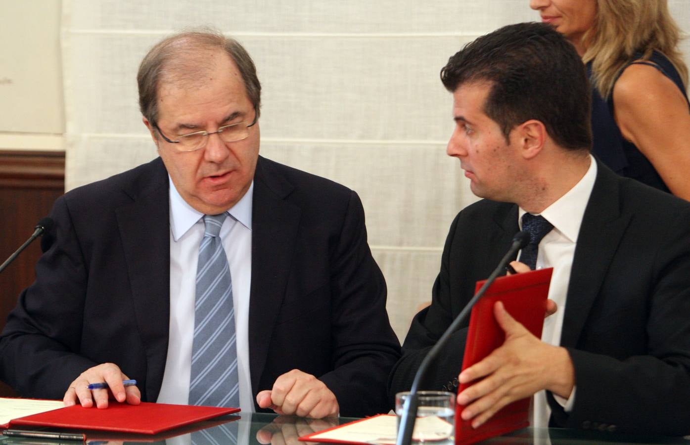 Junta, PSOE, Podemos y Ciudadanos firman un acuerdo sobre temas de la Comunidad