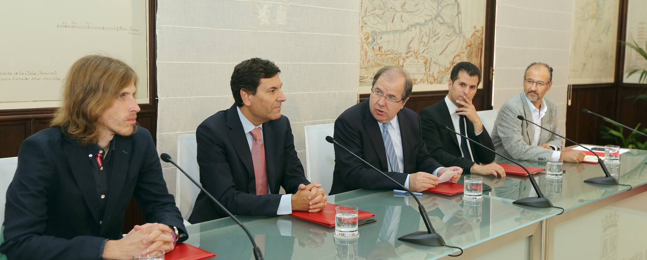 Junta, PSOE, Podemos y Ciudadanos firman un acuerdo sobre temas de la Comunidad
