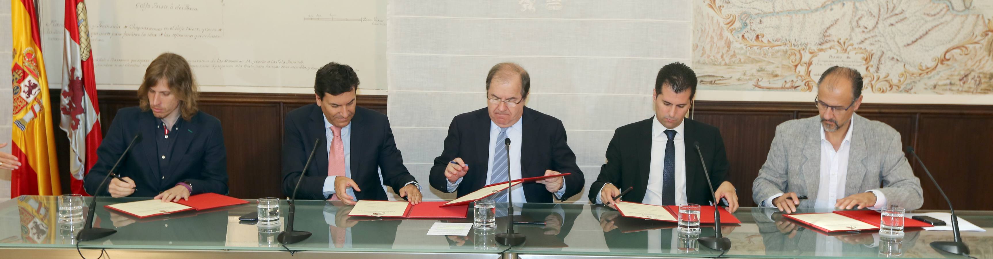 Junta, PSOE, Podemos y Ciudadanos firman un acuerdo sobre temas de la Comunidad