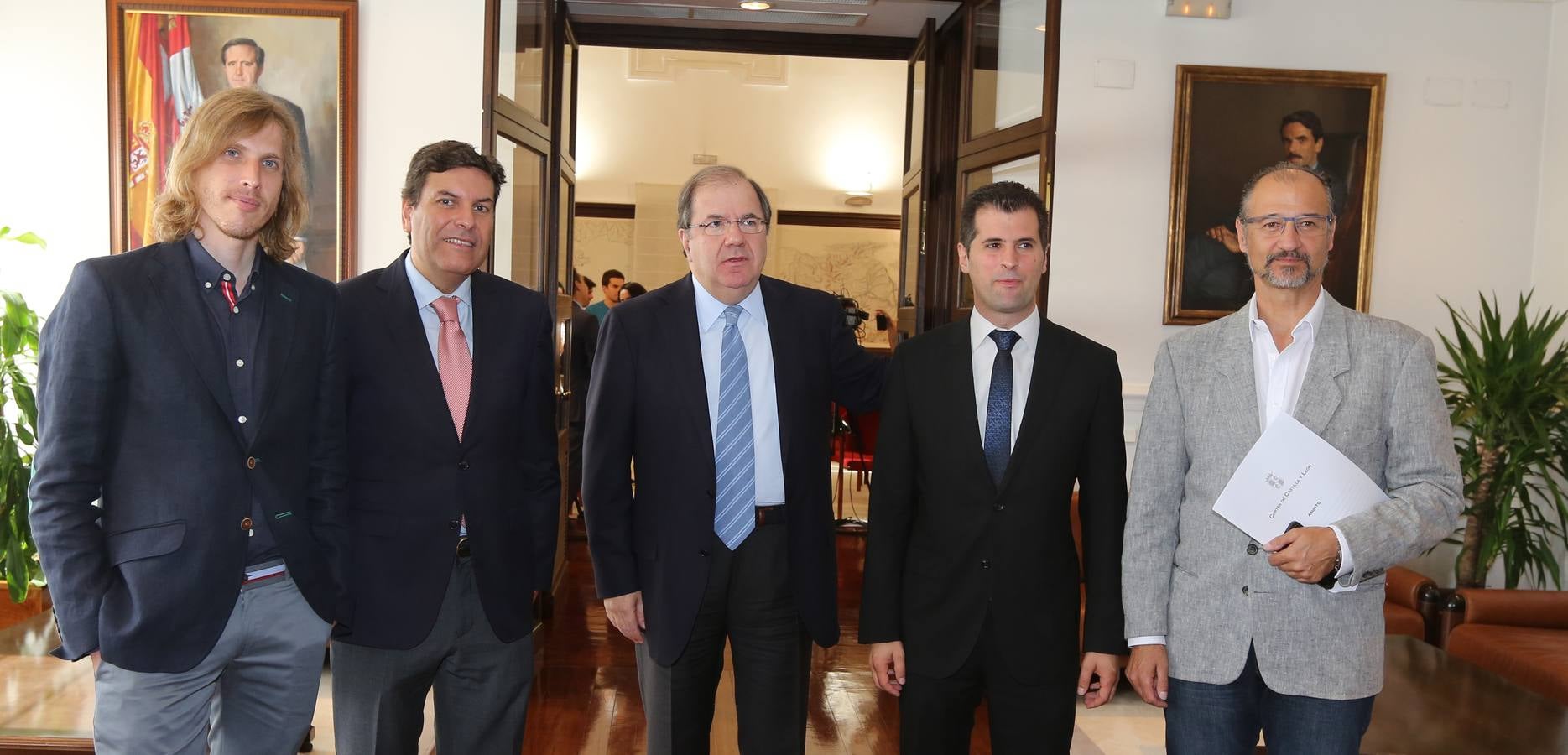 Junta, PSOE, Podemos y Ciudadanos firman un acuerdo sobre temas de la Comunidad