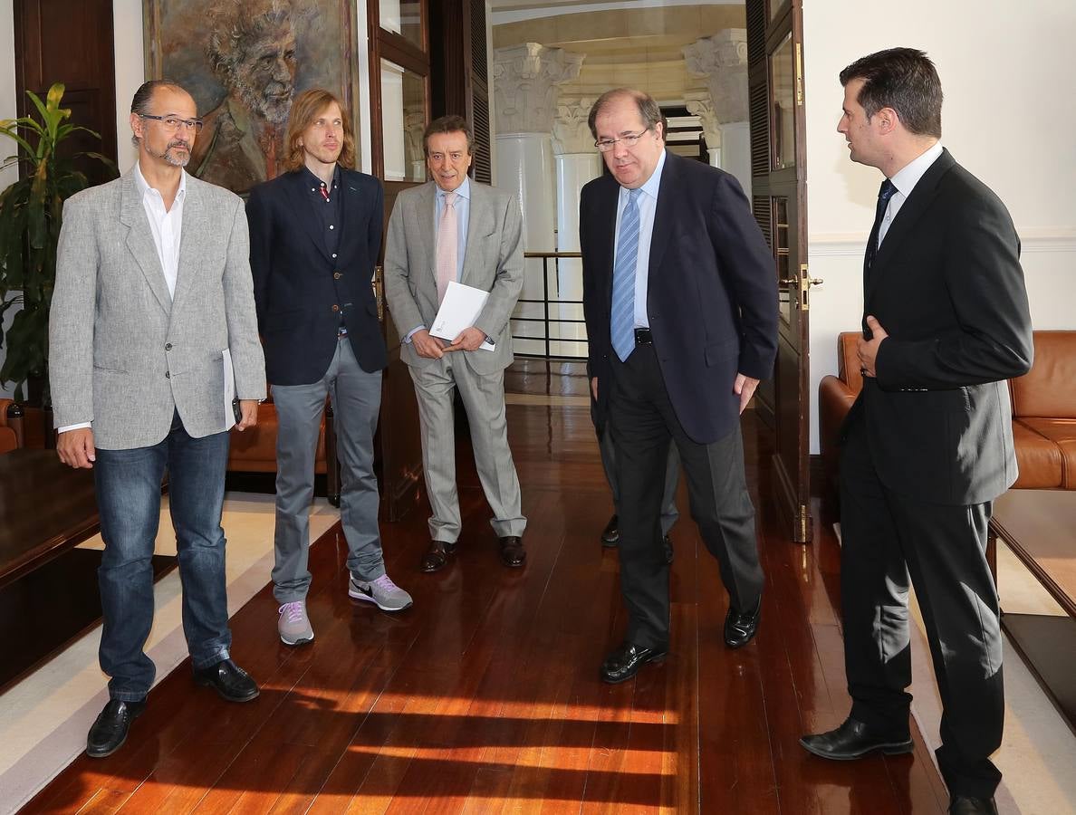 Junta, PSOE, Podemos y Ciudadanos firman un acuerdo sobre temas de la Comunidad