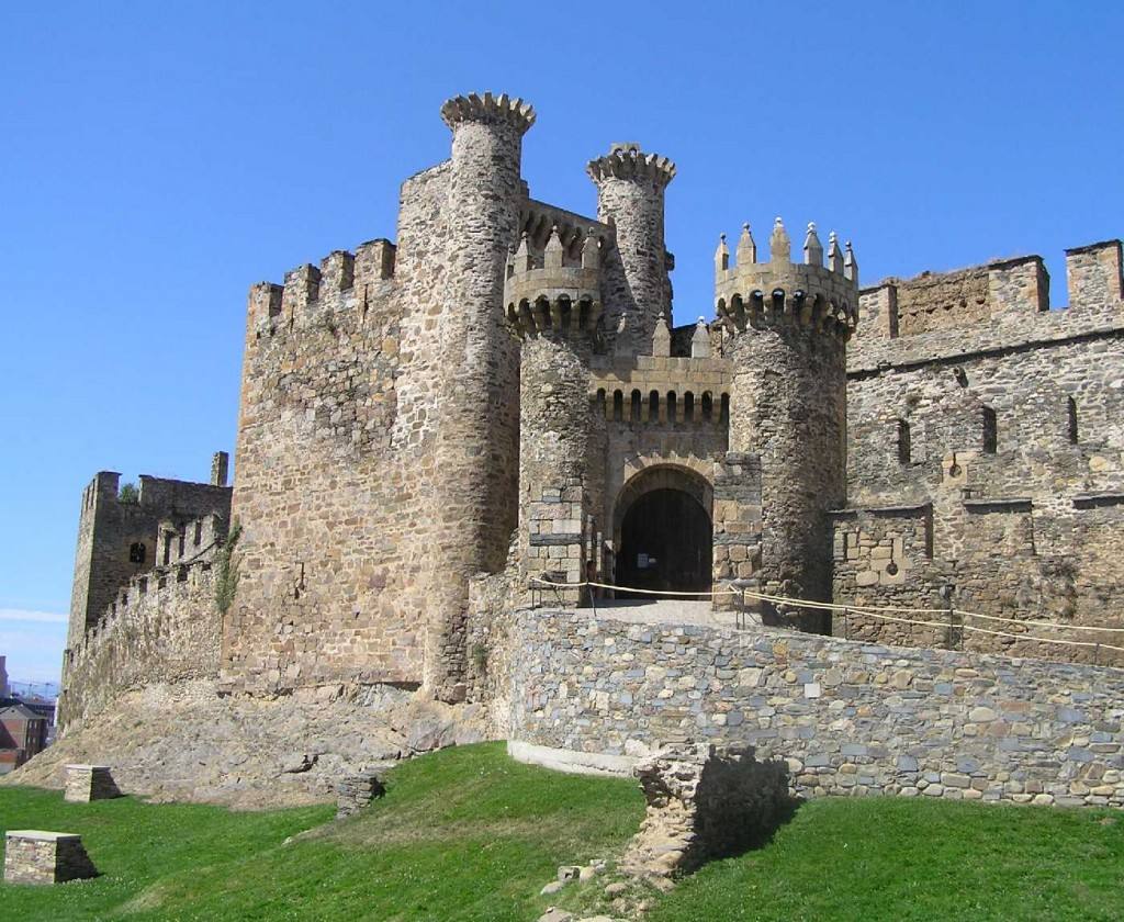 Castillo templario de Ponferrada (León). Cuando en 1178 Ponferrada pasa a depender de la Orden del Temple por donación de los reyes leoneses, los templarios se encuentran una pequeña fortaleza que fue en su origen castro y posteriormente ciudadela romana.Ellos la amplían y mejoran como defensa del Camino de Santiago, estando acabada en 1282.